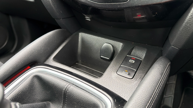 Nissan Qashqai 1.3 DiG-T N-Connecta 5dr [Glass Roof Pack] Petrol Hatchback